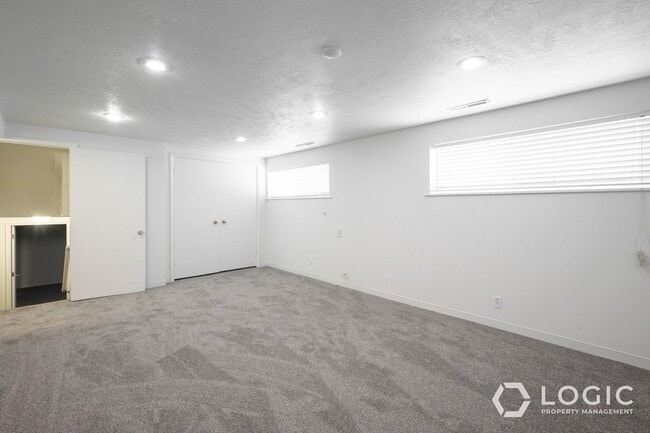 Building Photo - 1911 Cecelia Cir