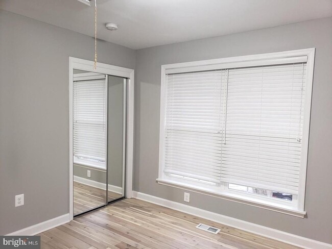 Building Photo - 2510 S Walter Reed Dr