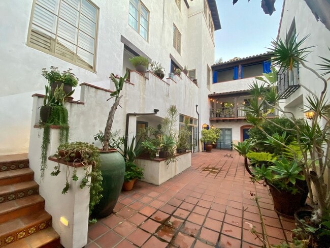 Building Photo - 1414 N Harper Ave