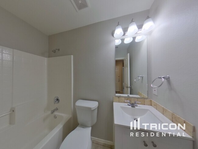 Building Photo - 9600 Orinda Dr