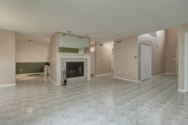 Building Photo - 16046 S Fairfield Dr