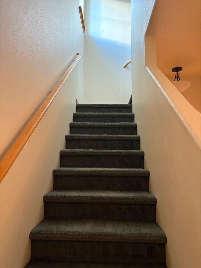 Building Photo - Spacious Lewis & Clark 4-Bedroom Home 2 WE...