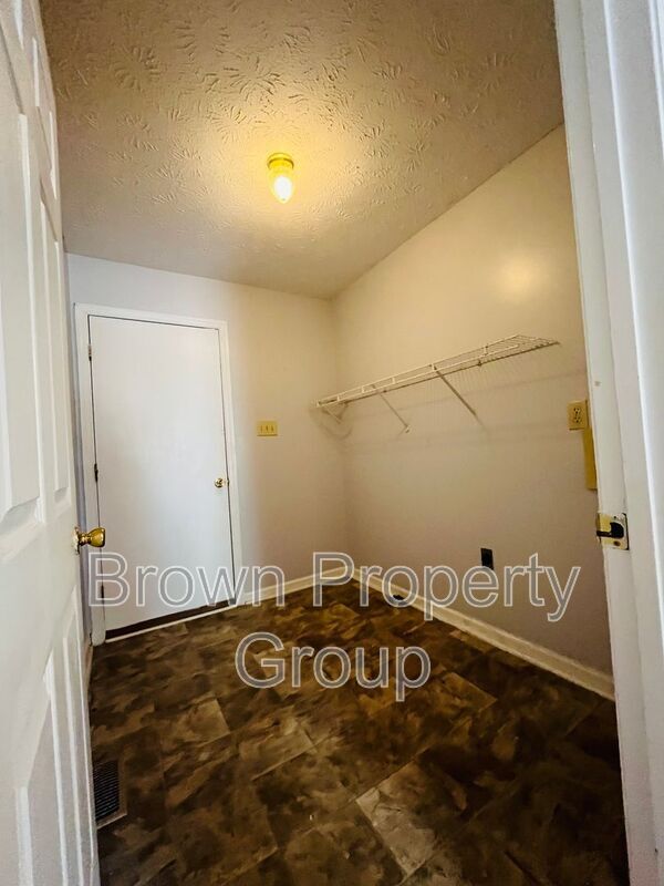 Building Photo - 121 Sprucepine Dr