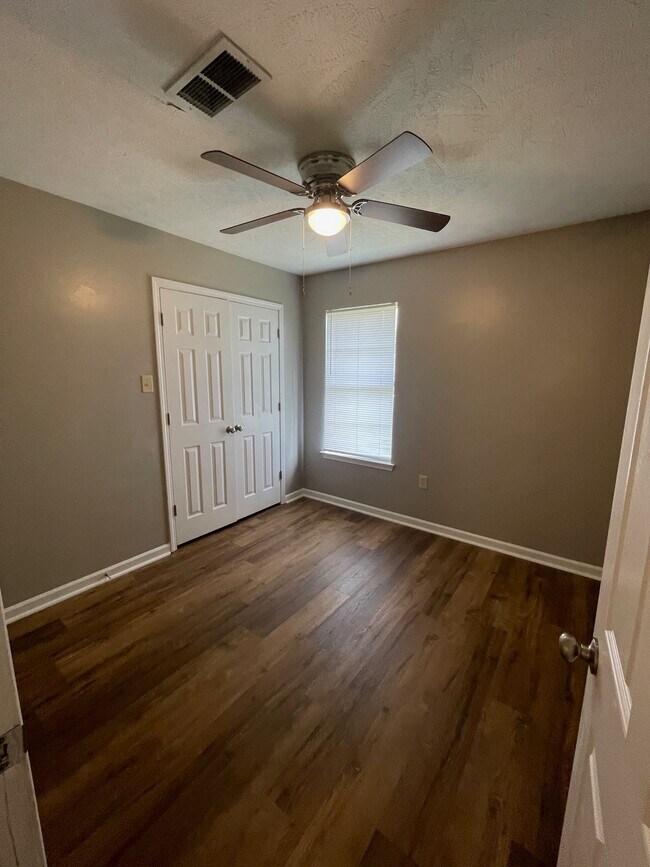 Building Photo - 570 Cherub Ct