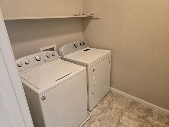 Building Photo - Townhome with great access to shopping, restauraunts and more!