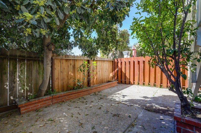 Building Photo - Sunny Potrero Hill 3BR / 1BA Townhome | Private Yard | YouTube Tour