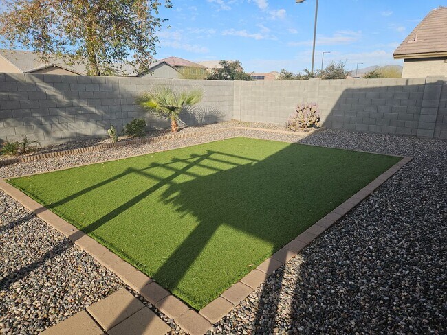 Building Photo - This spacious  4 bed 2.5 bath house -Blue Horizon Subdivision