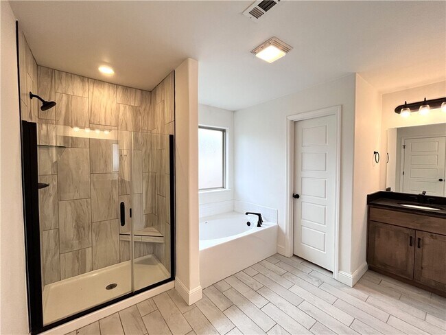 Building Photo - 5909 NW Reynolds St