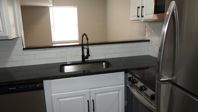 Building Photo - Incredibly spacious 4 bedrooms and 2 baths top-floor duplex located on Elmwood Ave in Kansas City...