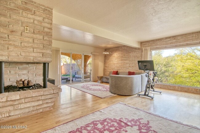 Building Photo - 6490 N Val Dosta Dr