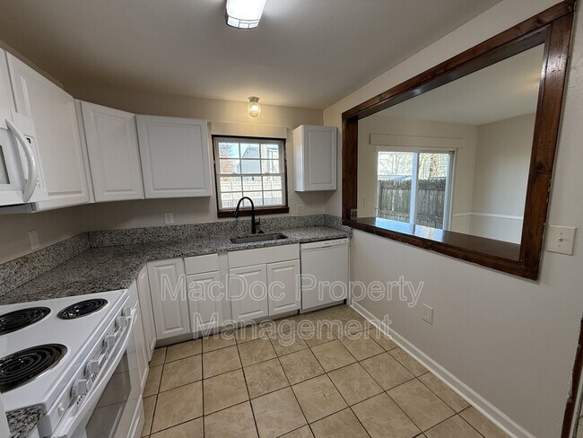 Building Photo - 733 Bellows Ave