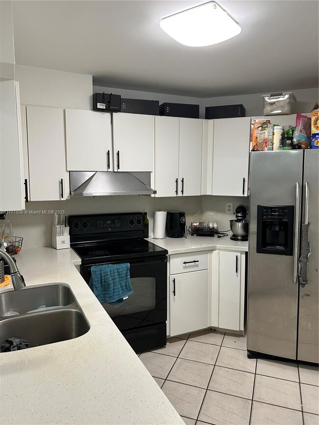Building Photo - 9445 Fontainebleau Blvd