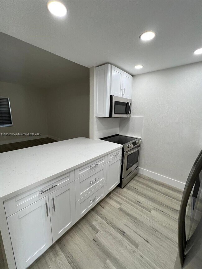 Building Photo - 2665 Middle River Dr