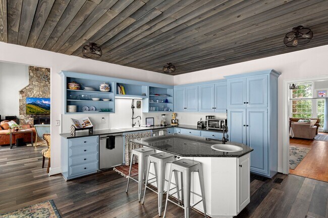 Building Photo - Spacious 6-Bedroom Furnished Home Near Asheville – Privacy, Comfort & Convenience!