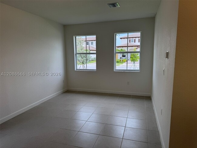 Building Photo - 2404 SE 29th Dr
