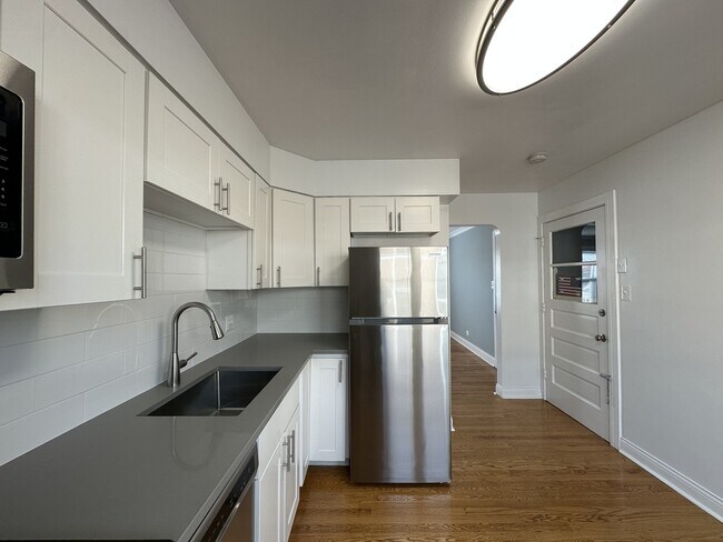 Building Photo - 2750 W North Shore Ave