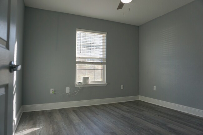 Building Photo - 321 Apple Dr