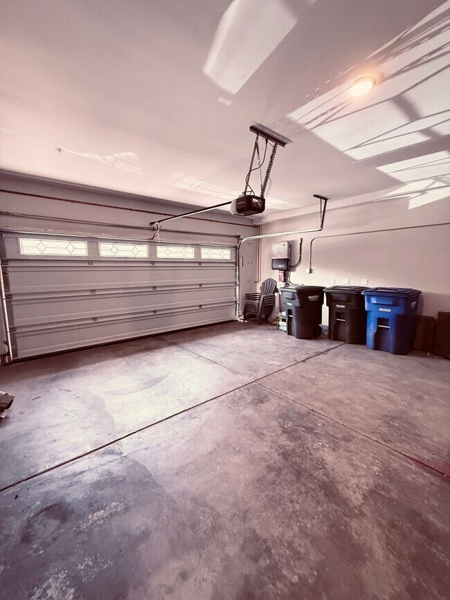 Building Photo - 748 Lincoln Pl