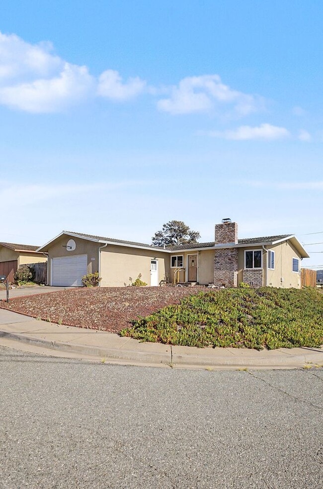 Building Photo - Rare 3 Bed, 2 Bath Home in Upper Seaside Cul-de-Sac with Spacious Yard