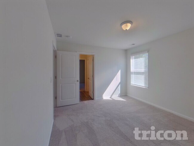 Building Photo - 14 Chalet Ct