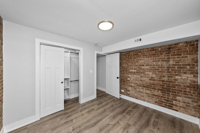 Building Photo - 1 bedroom in Chicago IL 60610