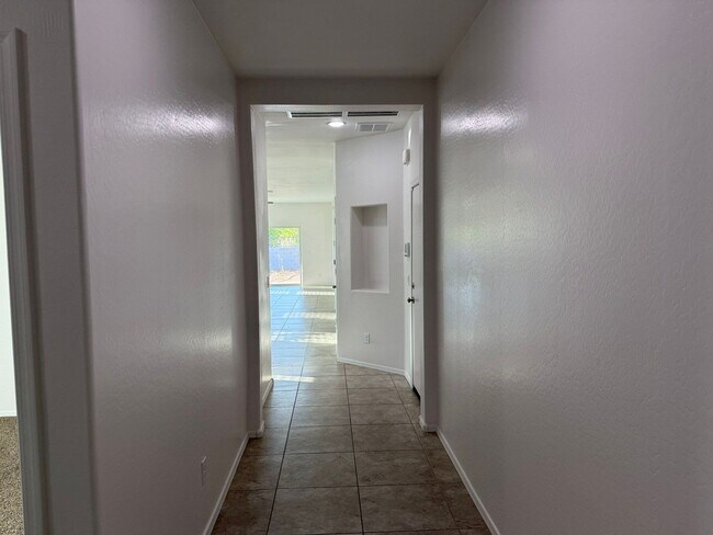 Building Photo - 1086 W Avalon Canyon Dr
