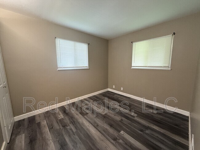 Building Photo - 10877 Spring Garden Dr