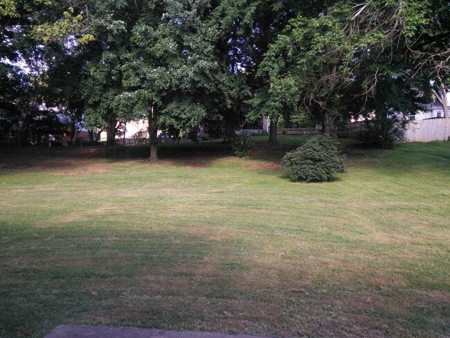 Building Photo - Exit 8! Rossview School. 4 Bed/2 Bath over 1700 Sq.ft!