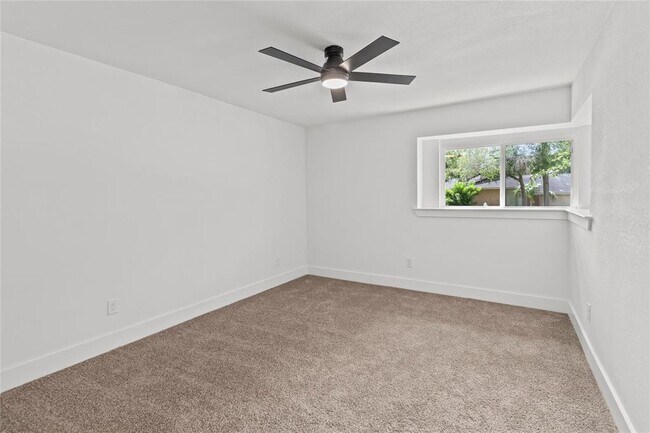 Building Photo - 702 Cedar Ln