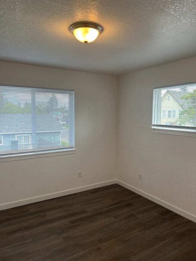 Building Photo - 1106-1108 W 11TH