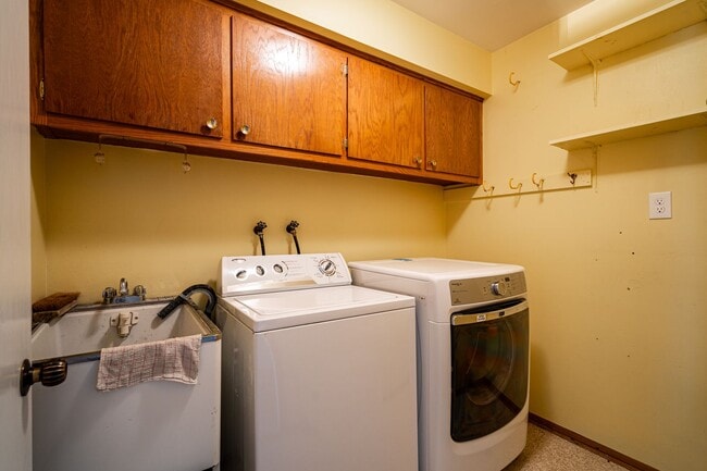 Building Photo - LIVE ON LAKE MICHIGAN IN THIS SPACIOUS CONDO!