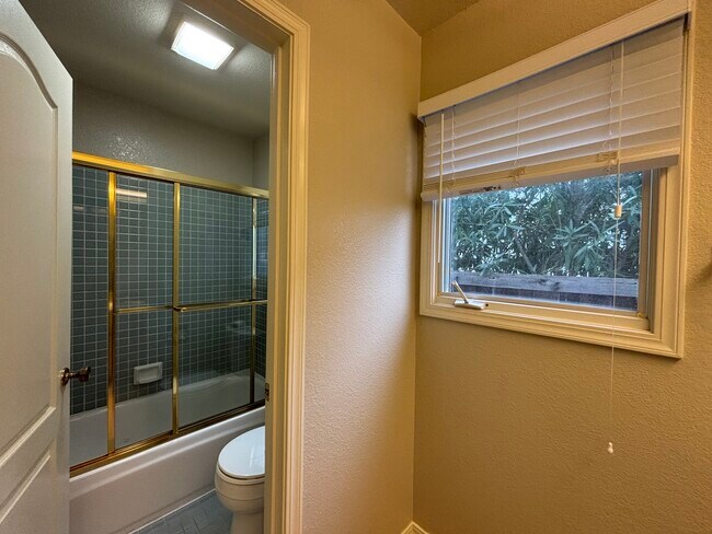 Building Photo - 127 Rassani Dr