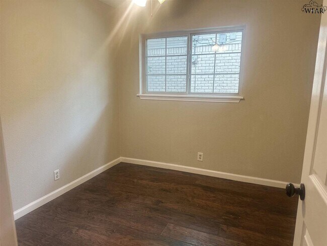 Building Photo - 5119 Parklane Dr