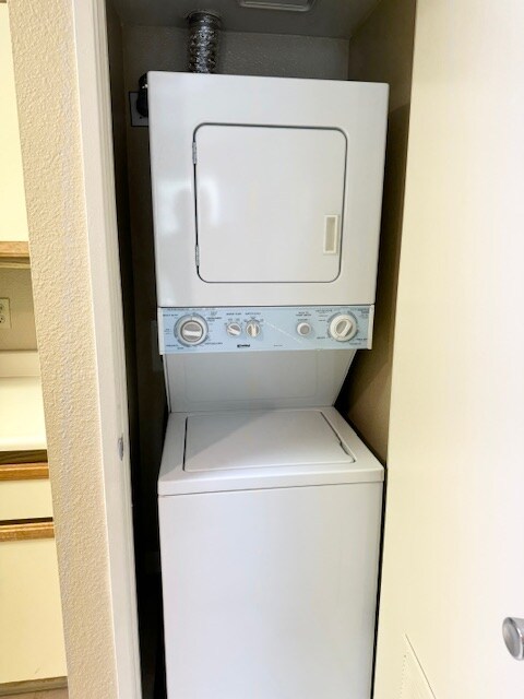 Building Photo - 120 Reflections Dr