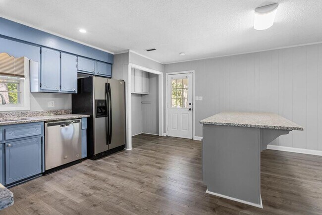 Building Photo - Spacious Brick Home with Modern Upgrades &...