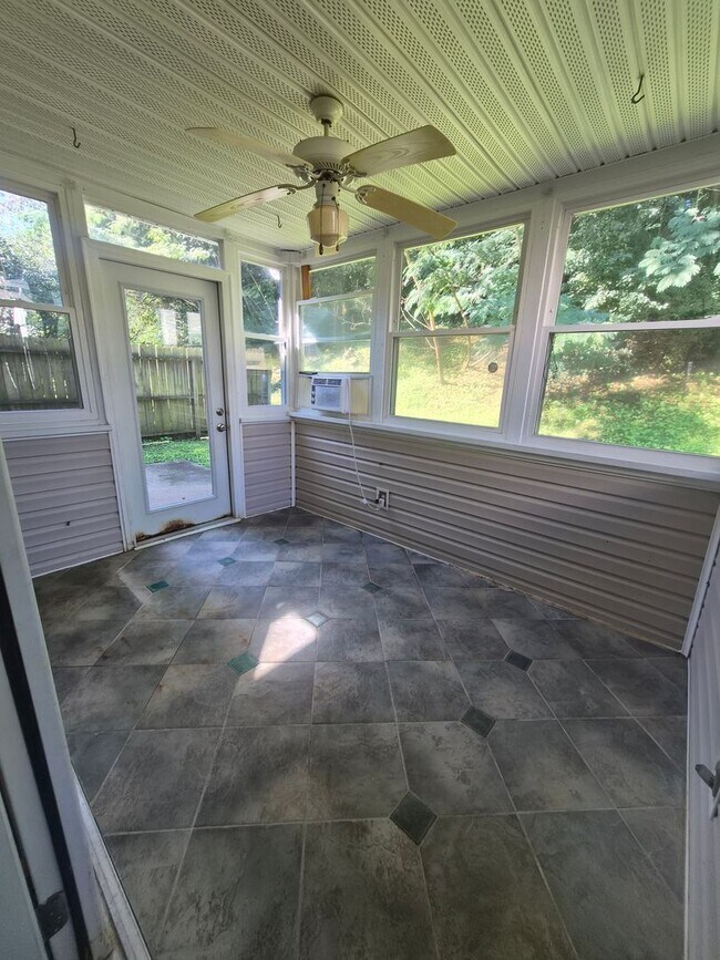 Building Photo - West Knoxville 37934 - 3 bedroom, 2.5 bath with a sunroom and 1-car garage - Call Lisa Vineyard 8...