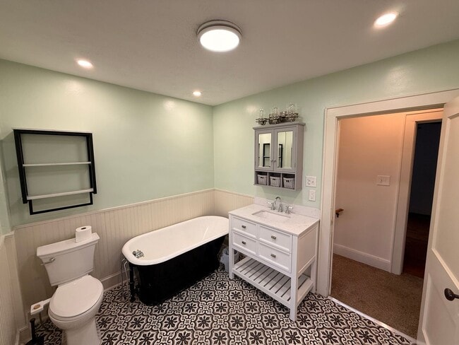 Building Photo - 3 Bedroom 2 1/2 Bathroom with one car detached garage