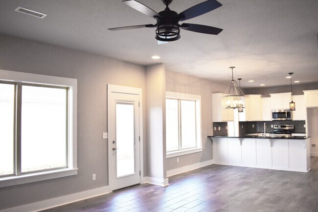 Building Photo - Luxurious 4 Bedroom, 3.5 Bathroom Home In Fayetteville, AR