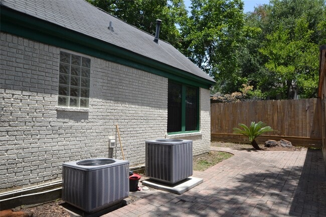 Building Photo - 2135 Bissonnet St