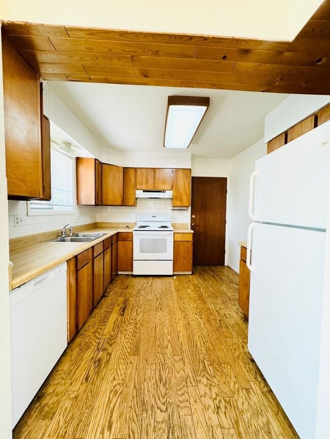 Building Photo - 3 Bedroom 2 Bath Tri-Level Home with 2 car...