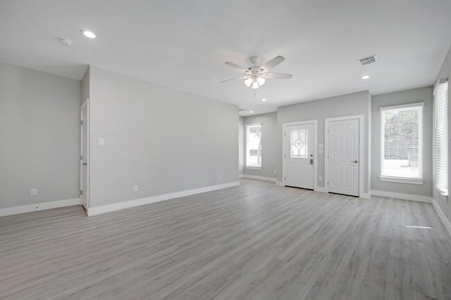 Building Photo - 346 Shady Bluff Dr