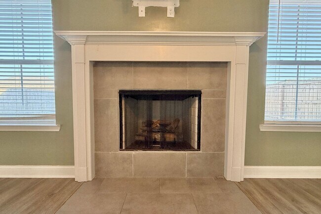 Building Photo - AVAILABLE NOW! (Pet Friendly)