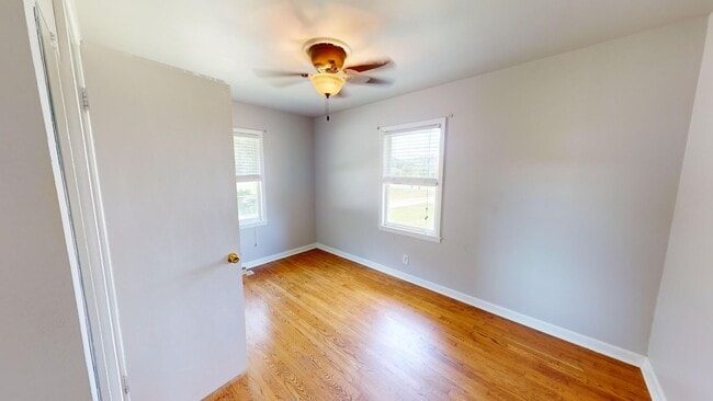 Building Photo - Charming farmhouse in Franklin, TN!