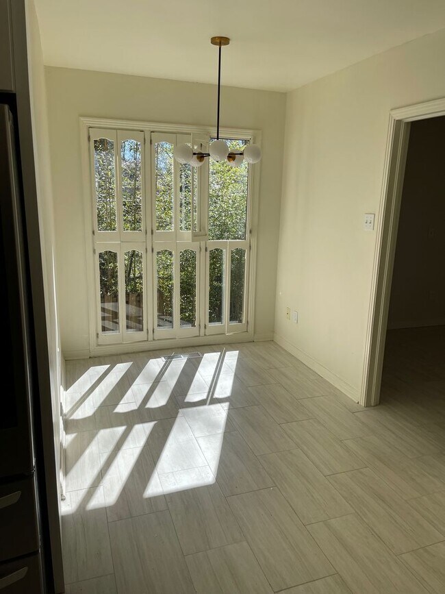 Building Photo - Wonderful 4 bed 3 bath home in East Memphis
