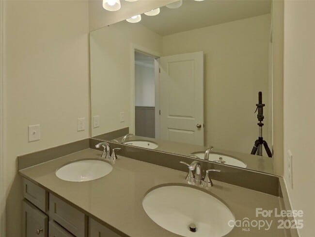 Building Photo - 176 Queenshall Rd