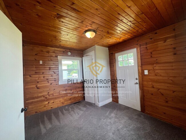 Building Photo - Cozy Anderson 2 Bedroom/1 Bathroom Cottage...