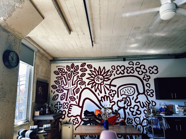 Building Photo - 825 E 4th St