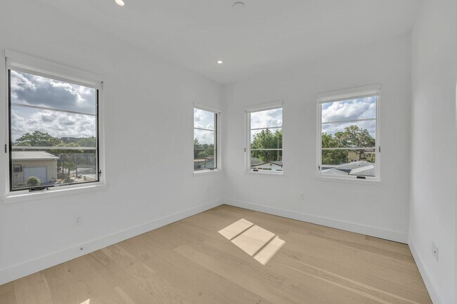 Building Photo - New Construction- walk to Park Avenue