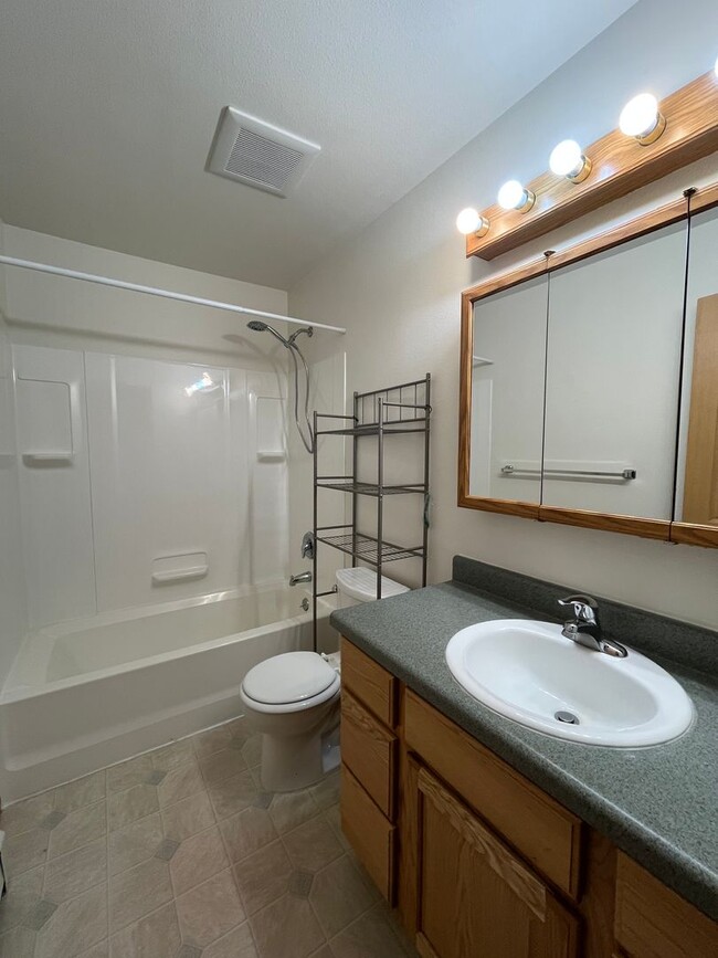 Building Photo - Dog friendly, 3 bedroom home in Aurora