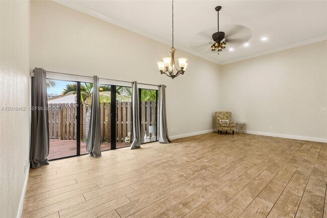 Building Photo - 2731 Parkview Dr S